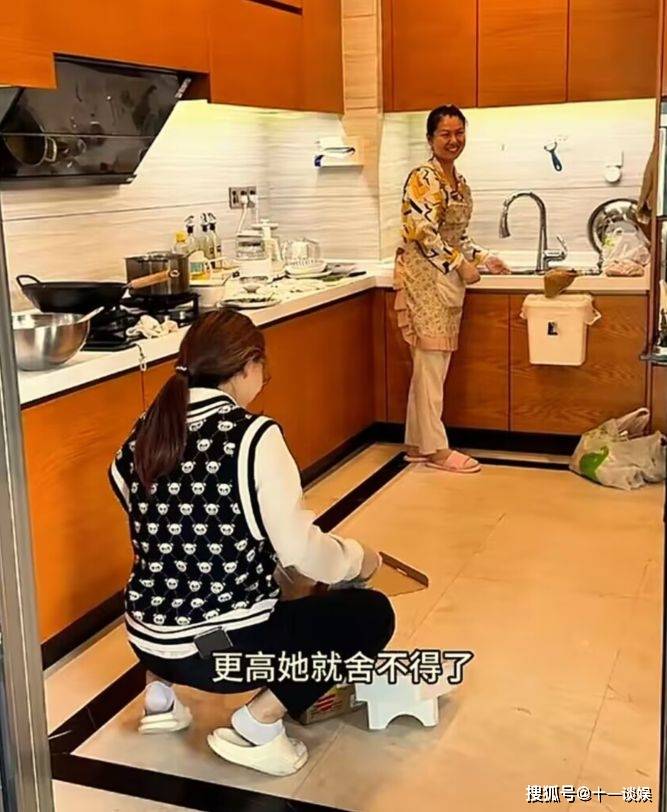 小凤家红姐再惹争议,与胖阿姨又起争执,网友吐槽红姐太强势
