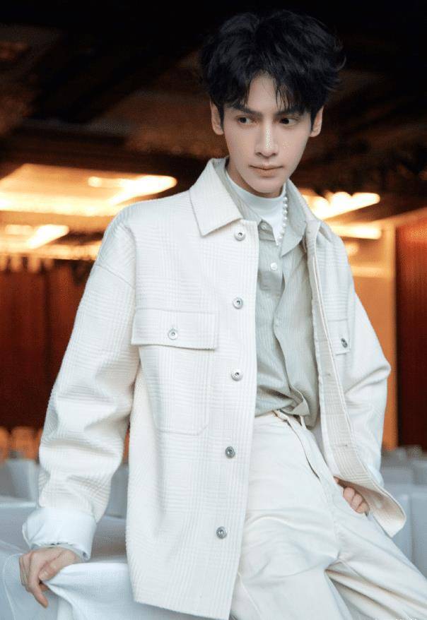 原创有种魅力叫罗云熙穿黑西装配白衬衫气质儒雅装不出来