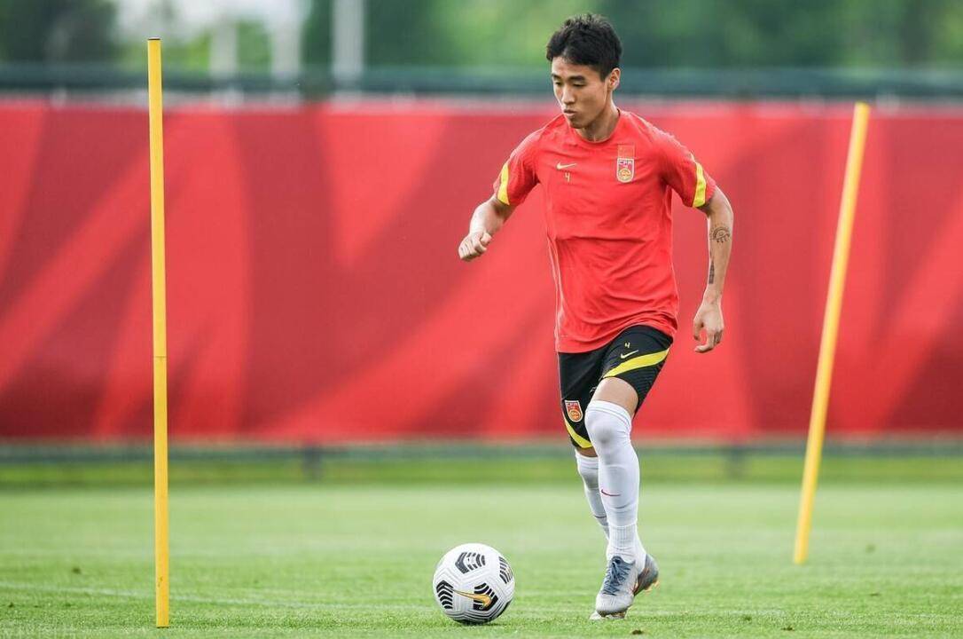 揭秘国足内幕李铁背后的争议郭炳颜韦世豪爆猛料