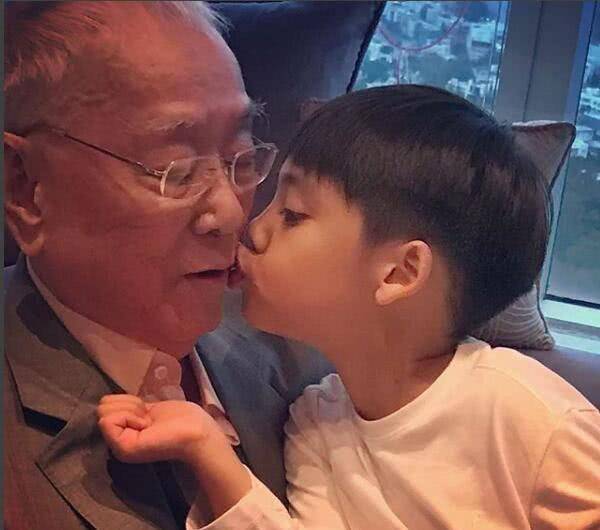 原创48岁李嘉欣晒儿子视角与许晋亨趴在围栏上秀恩爱
