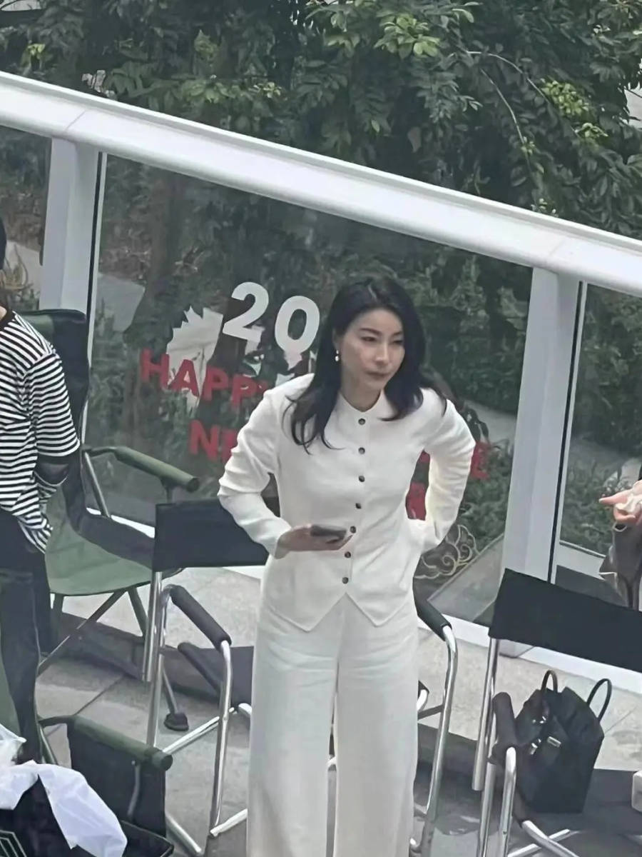 郭晶晶香港街头拍广告穿白色国风装气质出众四人应候尽显身份