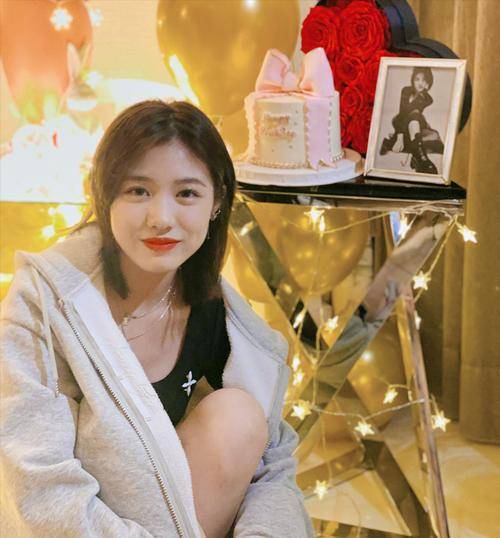 原创67汪峰大女儿生母又晒照37岁大长腿又美又飒风情不输章子怡