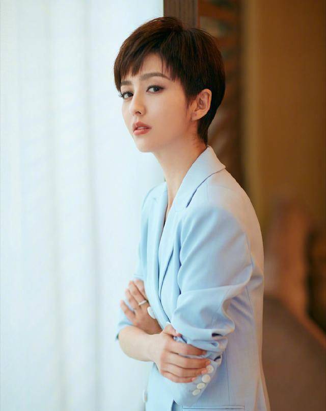 原创原创34岁佟丽娅真会穿白色短袖印花半身裙清新十足秒变24岁少女