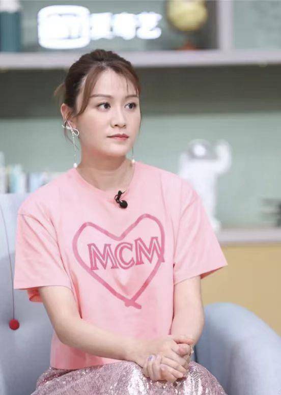 原创原创37岁的叶一茜气质真减龄穿粉色t恤搭配同色系百褶裙审美在线