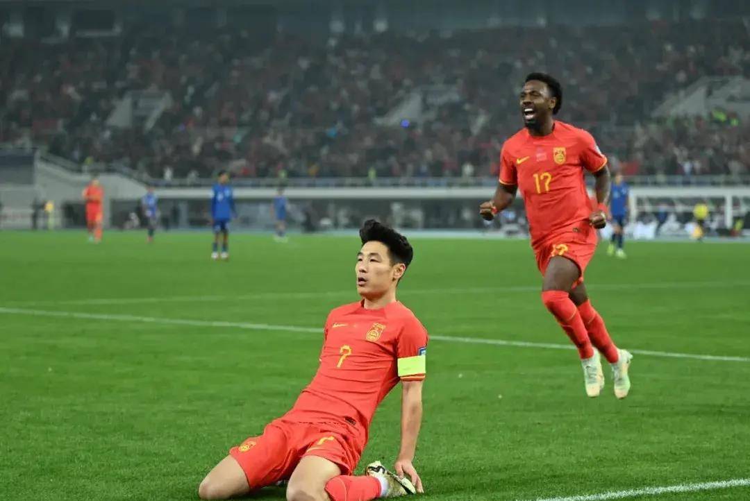 可我们甚至都没来得及鼓掌欢呼,新加坡的球员在中场就送出一记长传
