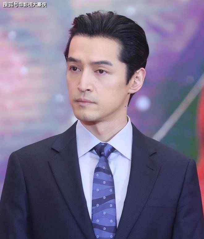 原创胡歌90后妻子罕见素颜现身两人拉萨旅游颜值平平却俘获男神令人