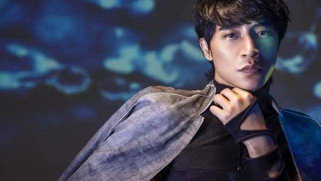 成了当时炙手可热的男演员;接连出演多部电视剧,吴奇隆不