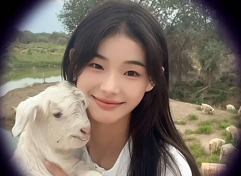 美貌清瘦文静少女,被网友称为沙漠屠夫她因为在抖音上发的一个视频而