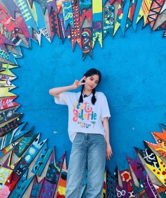 原创欧阳娜娜不听劝非得挑战去世白袜不料暴露多肉腿