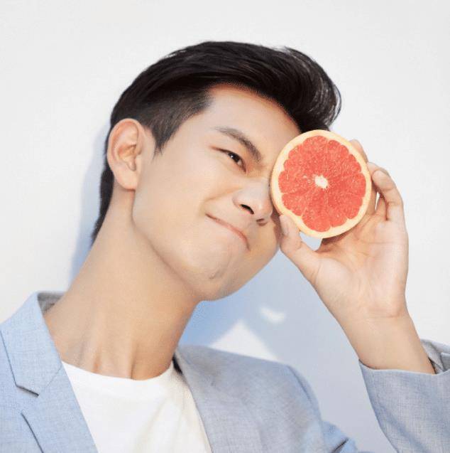 从照片中我们可以看到,这个男生将头发扎了一个小辫子,而他的眼睛跟