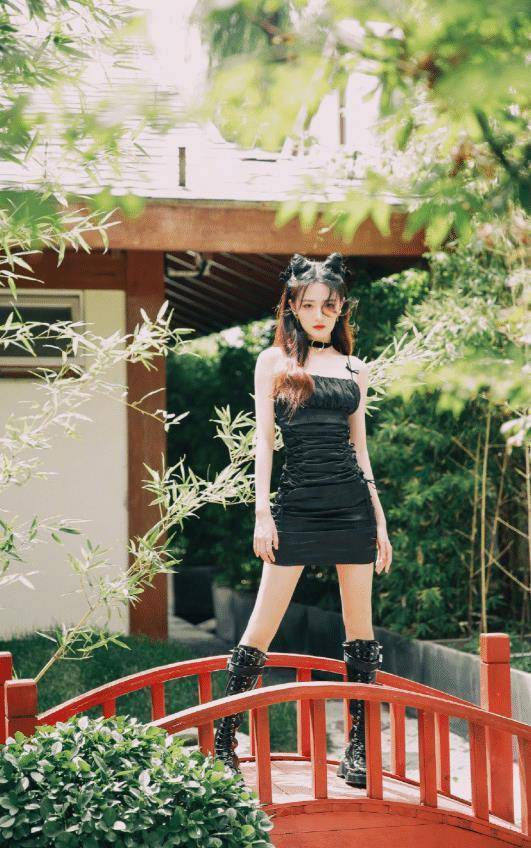 原创徐璐机场现身被抓拍看清生图下的真实腿型真替张铭恩后悔