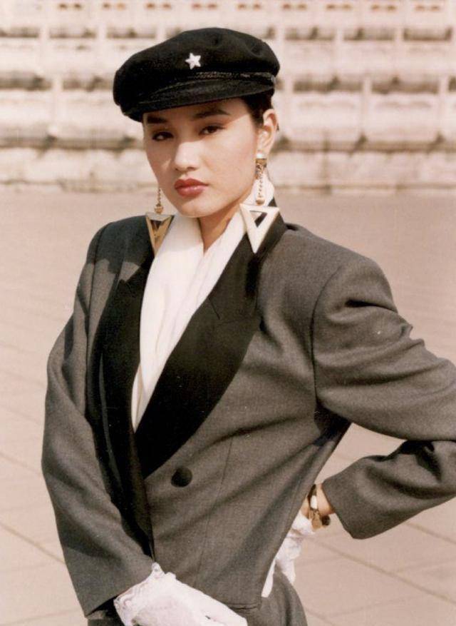 原创原创48岁瞿颖大变样一身黑衣配丸子头活力十足嫩得像二八少女