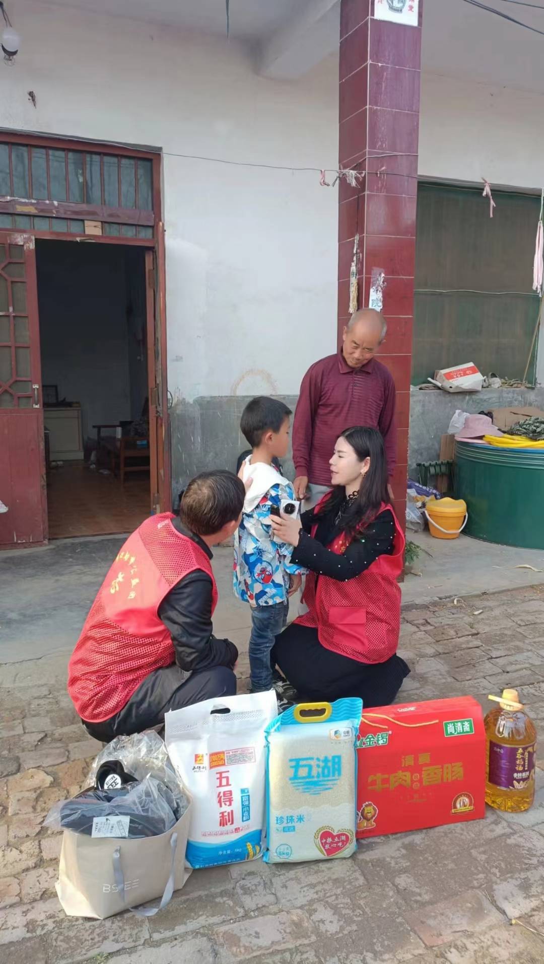 行程近100公里来到了位于太康县马头镇小辰辰的家中,为小辰辰送去米