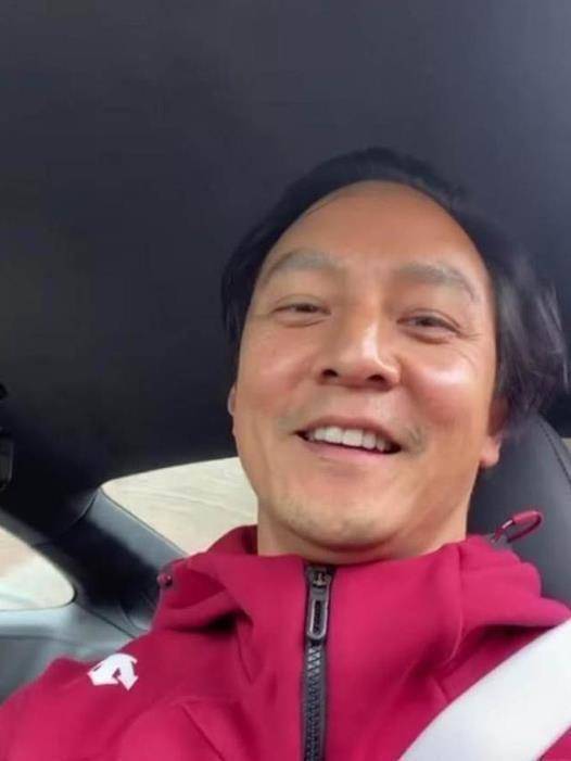 原创原创46岁吴彦祖全家罕露面短袖穿到泛黄太节俭妻子皮肤比娃都白