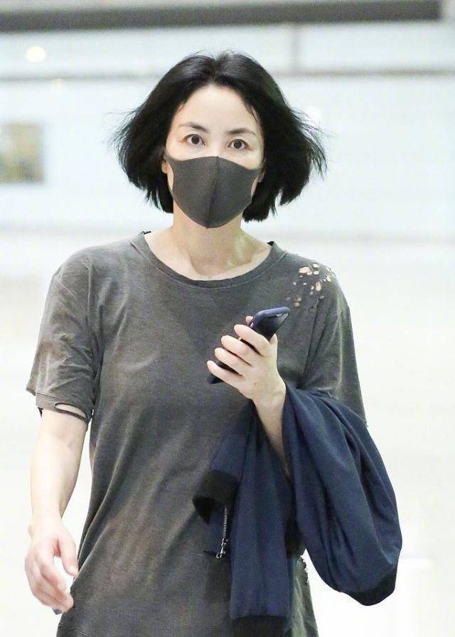 王菲私底下好接地气,穿899鞋子走机场,看到破洞t恤我真服了_衣品上