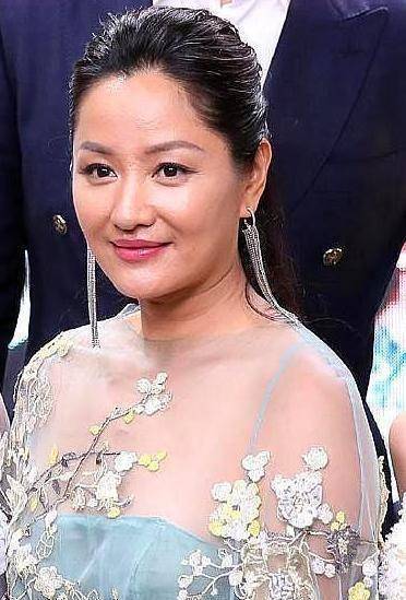 风韵犹存,带俩孩子与男友外出,一家四口同框温馨有爱_女儿_身材_贾玲