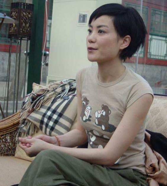 原创50岁王菲白色t恤紧身牛仔裤既新潮又很有味道