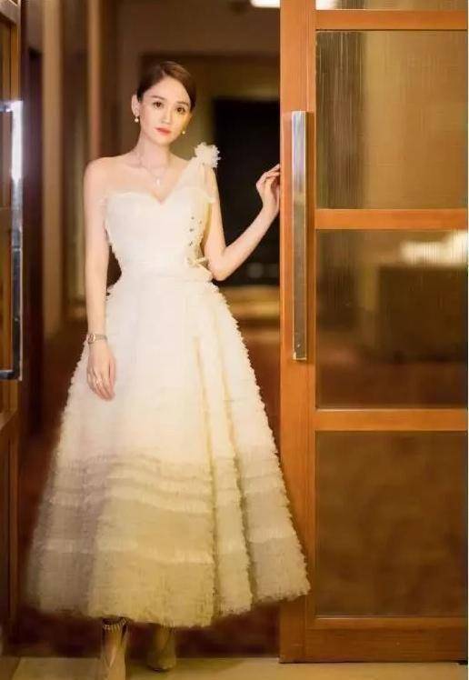 近日陈乔恩再次放美照,一袭白色斜肩深v裙亮相,优雅大方,加上柔美的