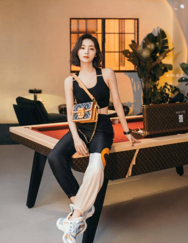 原创许佳琪机场私服流出毛绒连帽外套配格纹长裤俏皮减龄时尚感满