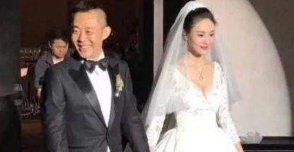 侯勇的第一任妻子沈蓉在侯勇一无所有的时候嫁给了侯勇,一直默默支持