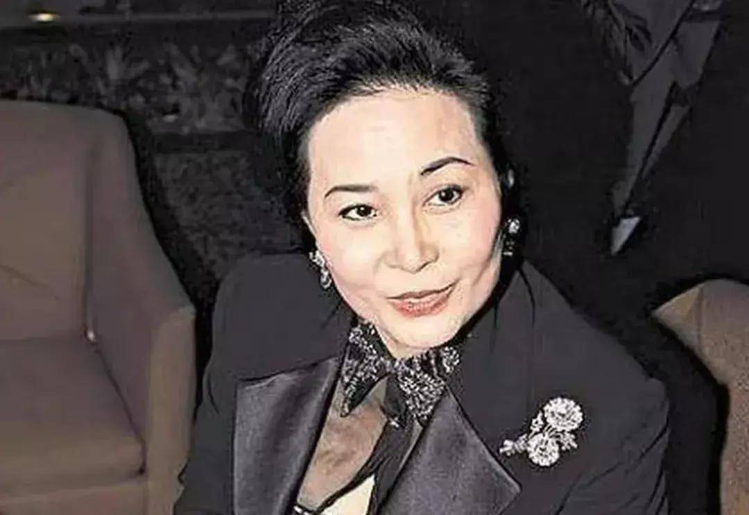 蓝琼缨传奇人生:14岁嫁赌王,19岁生子的非凡之路