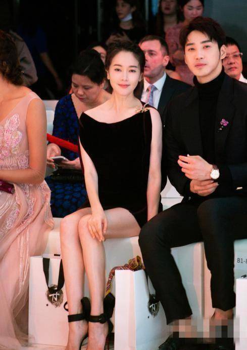 原创原创42岁左小青真任性穿灰色大衣配高领衫戴渔夫帽咬唇竟这么甜