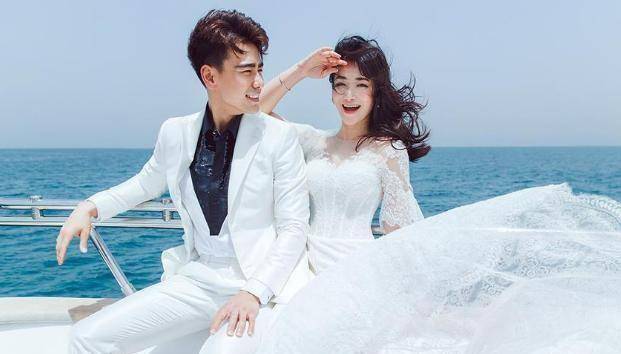 与小9岁老公同框,紧牵双手好腻歪,结婚四年仍无子_戴向宇_夫妻俩_因为