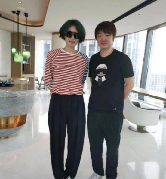 原创原创50岁王菲造型很前卫染了一头绿发看上去不到40岁