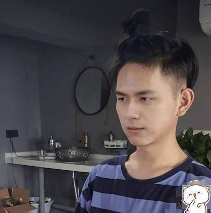 从照片中我们可以看到,这个男生将头发扎了一个小辫子,而他的眼睛跟