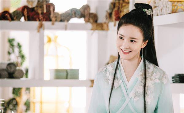 《三生三世枕上书》中的姬蘅,戏外晒与女儿合照,母女俩实在太像了