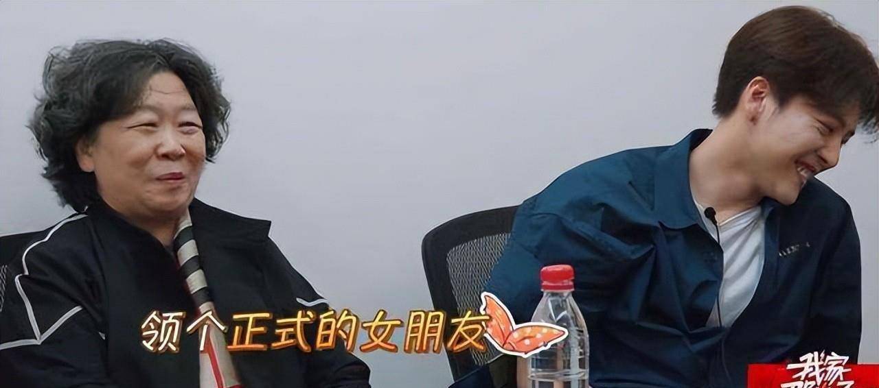 大家一下子炸开了锅,一起加入到了寻找徐海乔前女友究竟是谁的队伍里