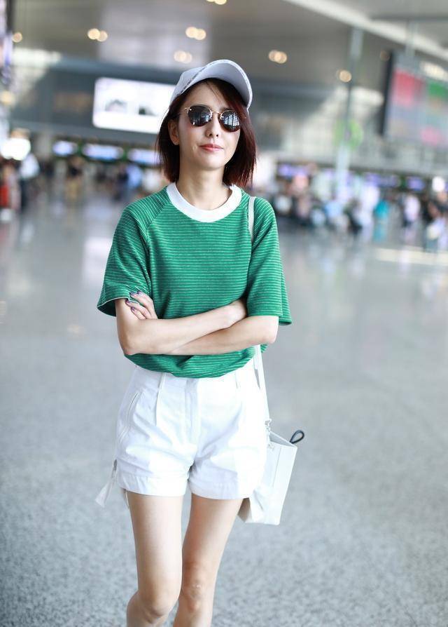 原创原创34岁佟丽娅真会穿绿色t恤搭配白色短裤穿出18岁少女感
