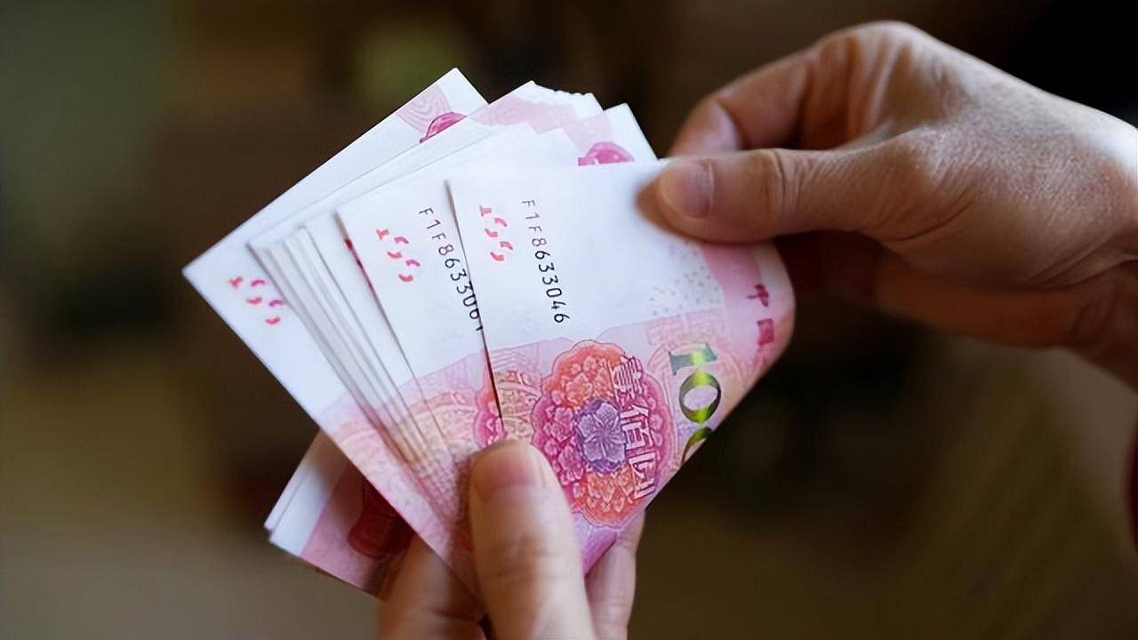 原创银行错把储户800元打成800万发现时储户已将钱花光后果怎样