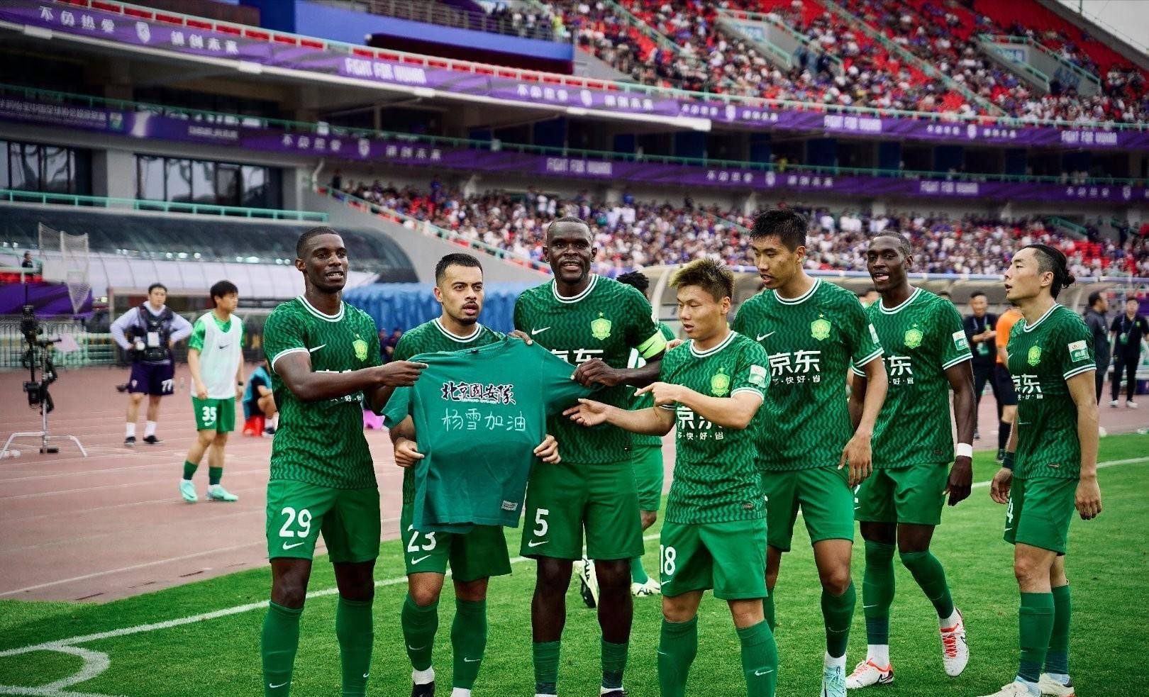 原创法比奥倒钩破门后全队举起t恤向患病国安伤忠球迷表达支持