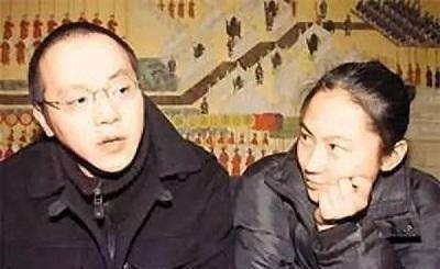 原创原创49岁窦唯近照曝光头发凌乱坐石阶网友我完全认不出来他了