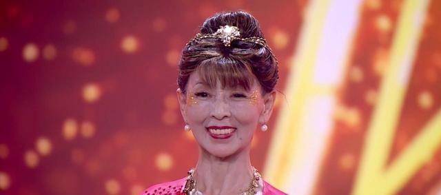 一时间被广大网友称为"冻龄女神".