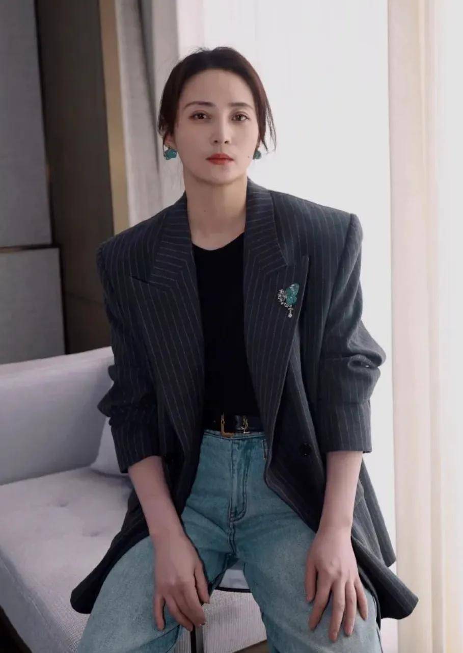 原创48岁蒋勤勤带火了一种新穿法穿西装阔腿裤低盘发时髦洋气又减龄