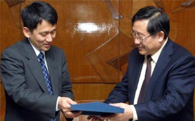 原创田中耕一43岁还是小职员因一失误获得诺奖以为恶搞挂断电话