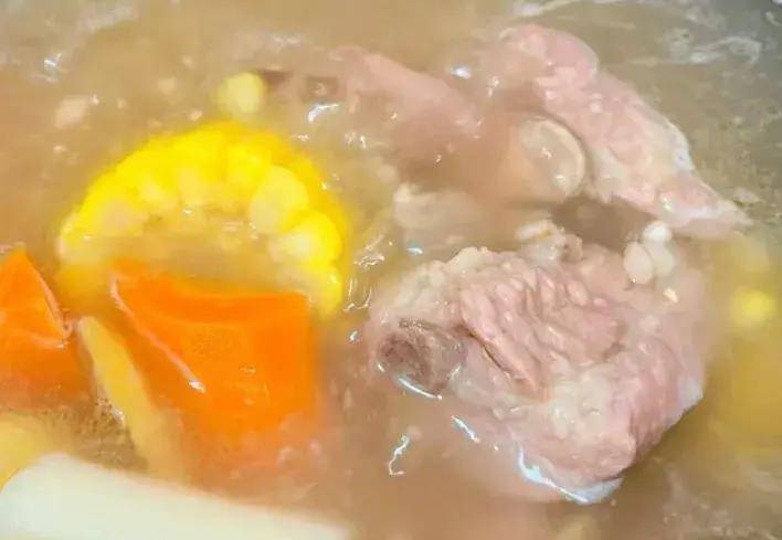 三,山药猪骨祛湿汤4,煮好后,加入枸杞子,搅拌均匀煮五分钟即可出锅开