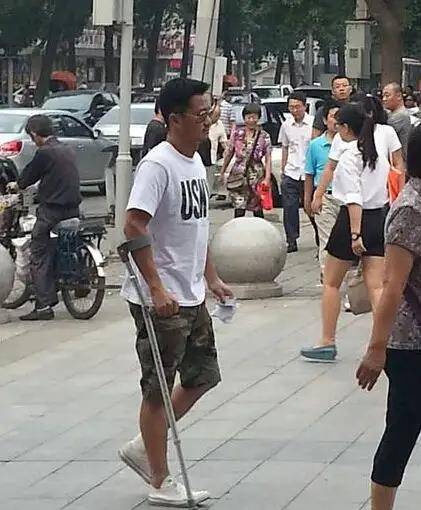 原创硬汉吴京跟岳父称兄道弟瘸腿追谢楠做饭讨老婆欢心