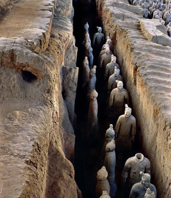 原创兵马俑中间的土堆下面还有逆天文物民间永久禁止考古家挖掘