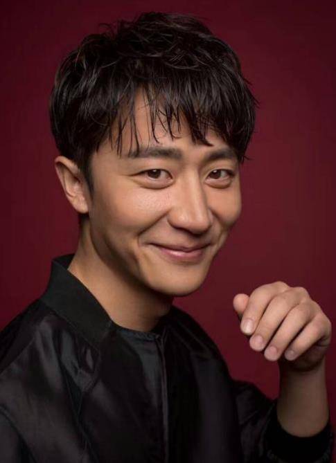 黄轩本就不是专业学表演的,再加上成为演员后的经历可谓是一波多折,让