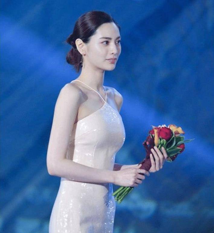 穿"乳胶包浆裙"太撩人,称得上是行走的乳胶娃娃_生活_珍娜_自身实力