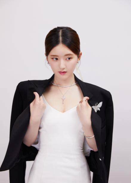 原创赵露思最新近照来袭穿白色礼裙配西服时尚女模样让粉丝尖叫