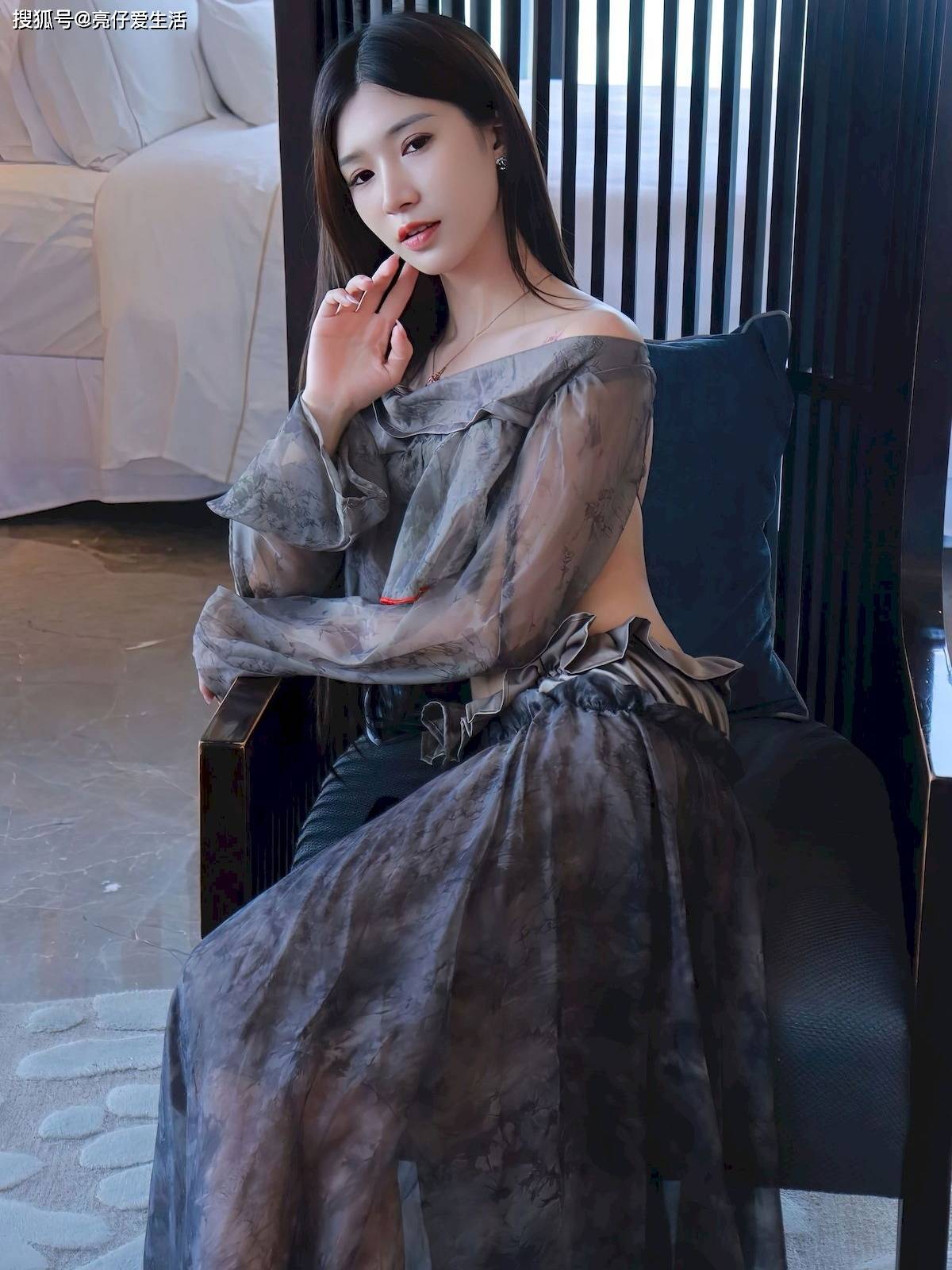 黑椅之上的优雅时尚:灰色透明连衣裙的魅力绽放_美女_从容_阳光