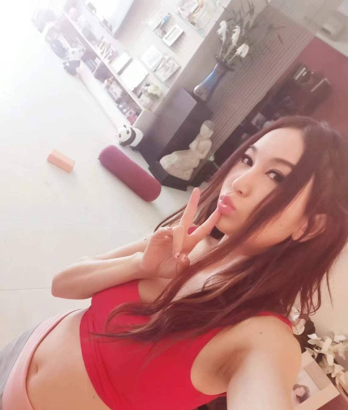 原创55岁温碧霞海边出游扎双马尾露香肩似少女与富豪老公像两代人