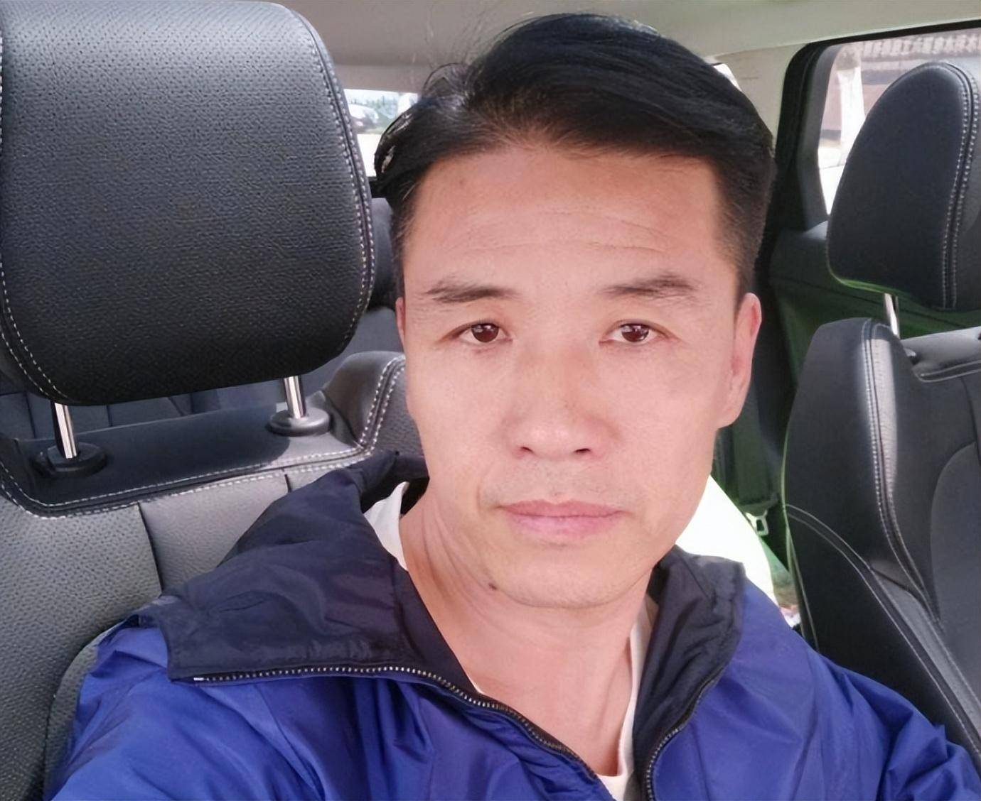 被赵本山"抛弃"的徒弟关小平,如今开酒厂,住百万豪宅_前往_李小雨