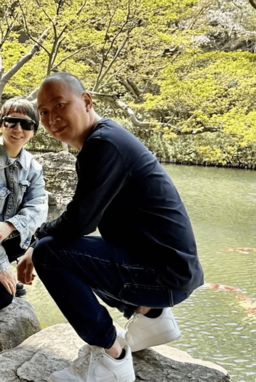 此外,视频中还附有弟弟刘家勇和嫂子的照片.