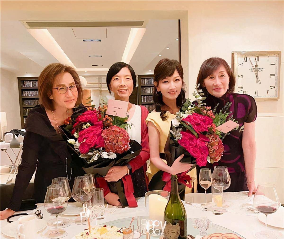 原创66岁赵雅芝晒生日照气质依旧容光焕发与老公合照好似两代人