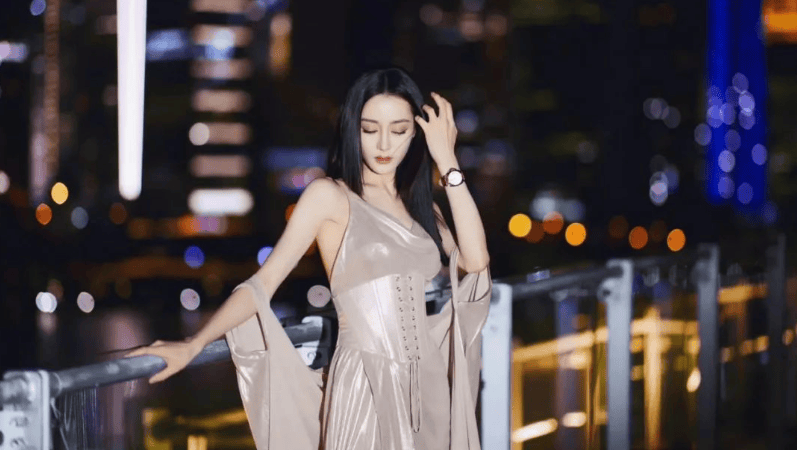 原创被迪丽热巴惊艳了穿低胸鱼尾裙黑长直亮相怕走光要用手捂住